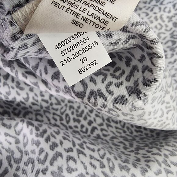 Chico's Tunic Top Size 1 Medium Wrinkle Resistant Abstract Animal Print Button - Picture 10 of 10